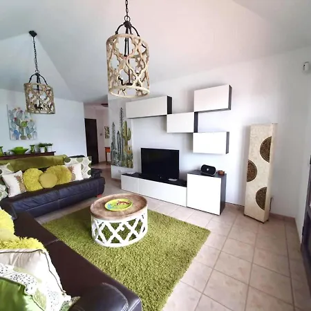 Luxury 4-bed Family With Private Pool